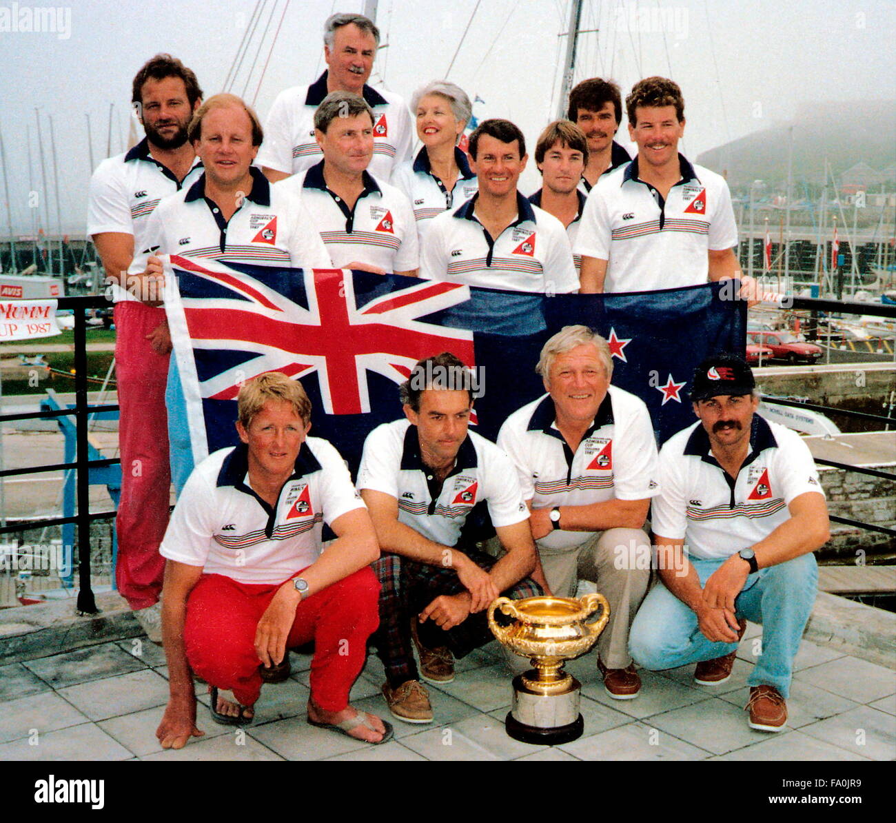 AJAXNETPHOTO - AUGUST 1987. PLYMOUTH, ENGLAND. -KIWI CUP - MITGLIEDER DES NEW ZEALAND ADMIRALS CUP TEAM POSE MIT IHRER TROPHÄE AUF DEM DACH DES KÖNIGLICHEN WESTLICHEN YACHTCLUB IN QUEEN ANNE BATTERIE MARINA, FOTO: JONATHAN EASTLAND/AJAX REF: TEAM 87 Stockfoto