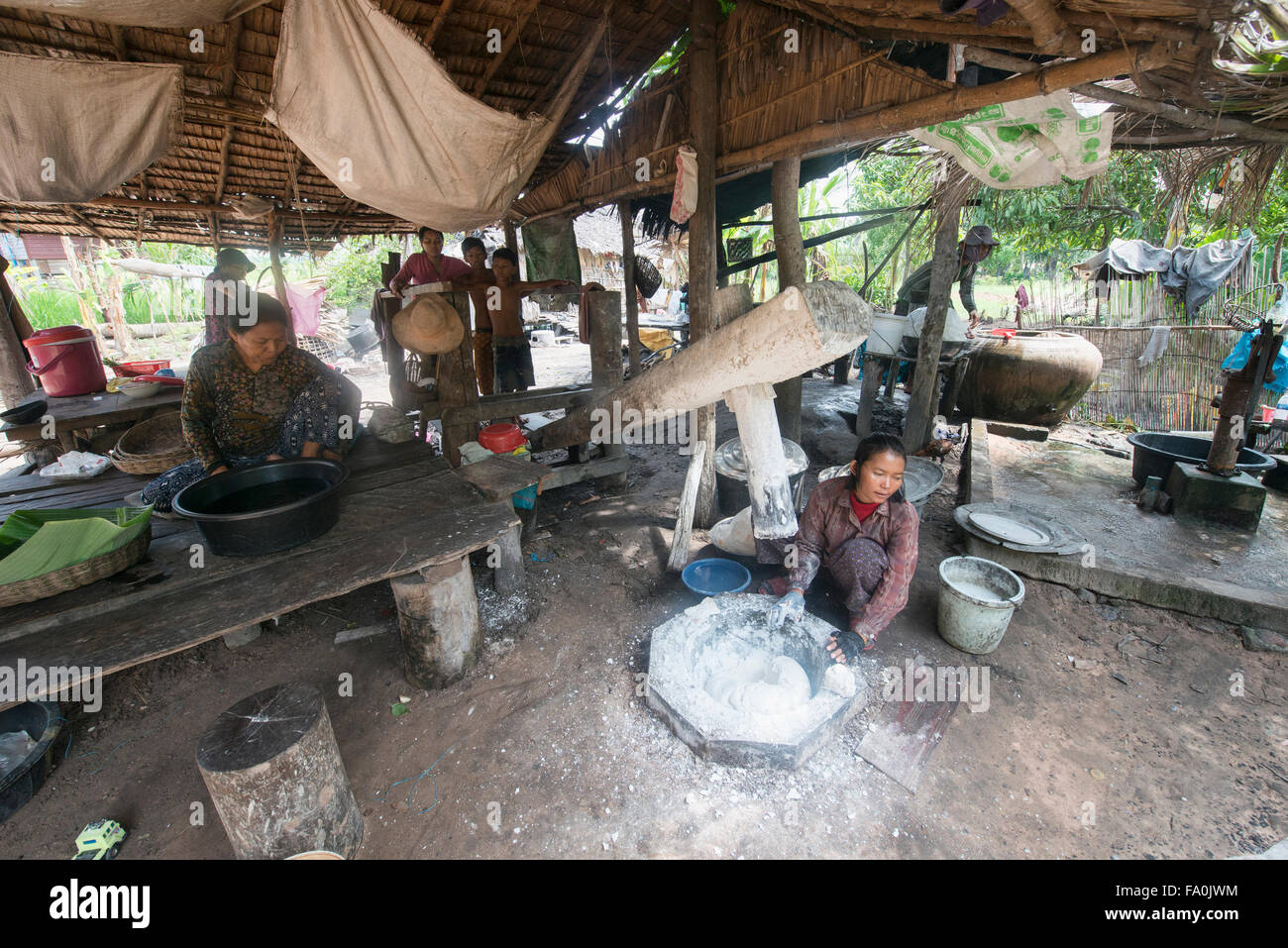 Machen handgemachte Reis Mehl Nudeln, Siem Reap, Kambodscha Stockfoto