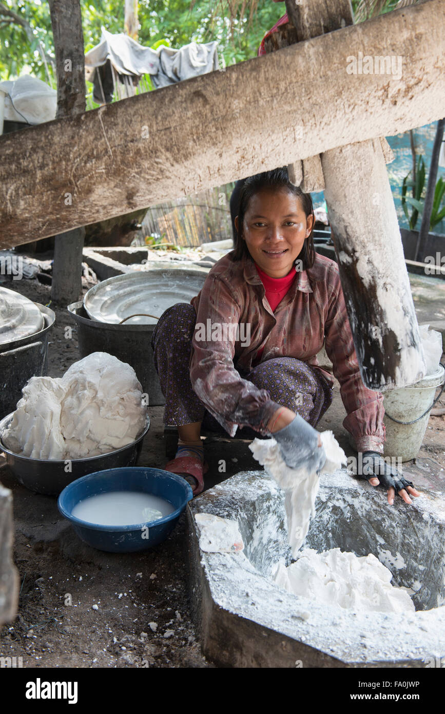 Machen handgemachte Reis Mehl Nudeln, Siem Reap, Kambodscha Stockfoto