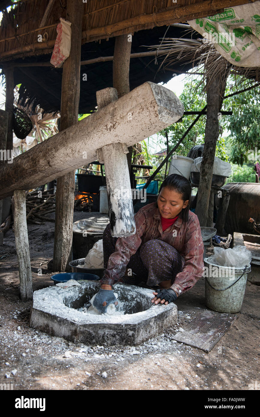 Machen handgemachte Reis Mehl Nudeln, Siem Reap, Kambodscha Stockfoto