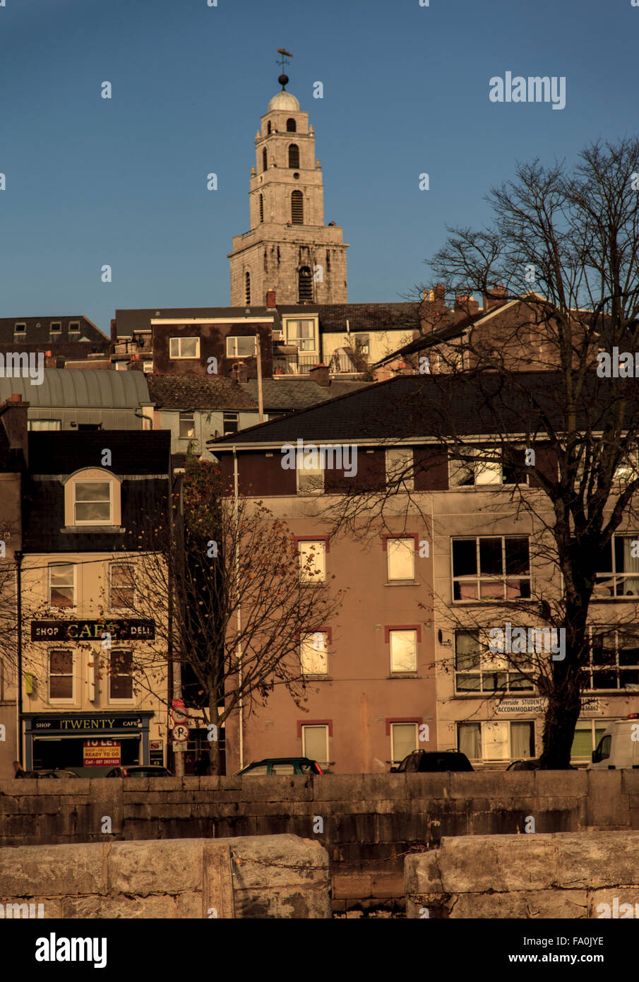 St.-Annen Kirche & Shandon Bells Turm gesehen aus dem südlichen Ufer des Flusses Lee in Cork, Irland Stockfoto