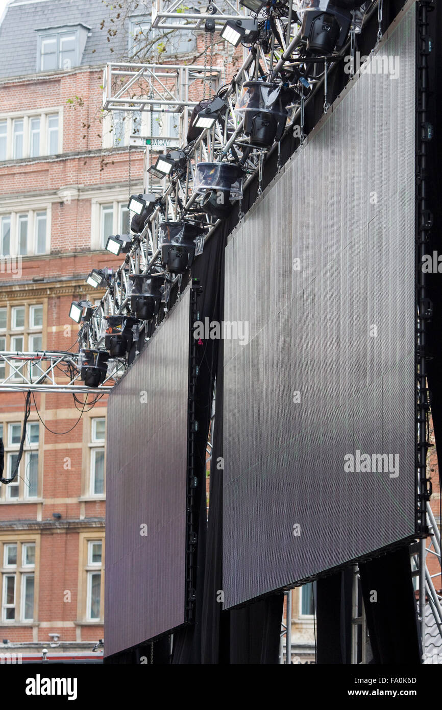 Große Bildschirme und Beleuchtung in Leicester Square für die Star Wars-Premiere "Die Kraft erwacht" Stockfoto