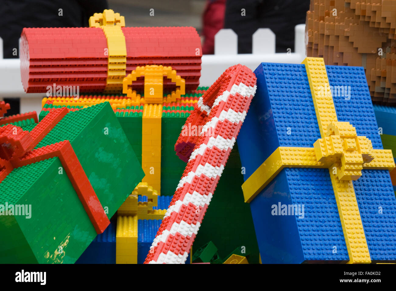 Santas Zug Und Elfen Mit Teddybären Und Geschenke Gemacht Von Lego In  Covent Gardens London England Angezeigt Stockfotografie - Alamy