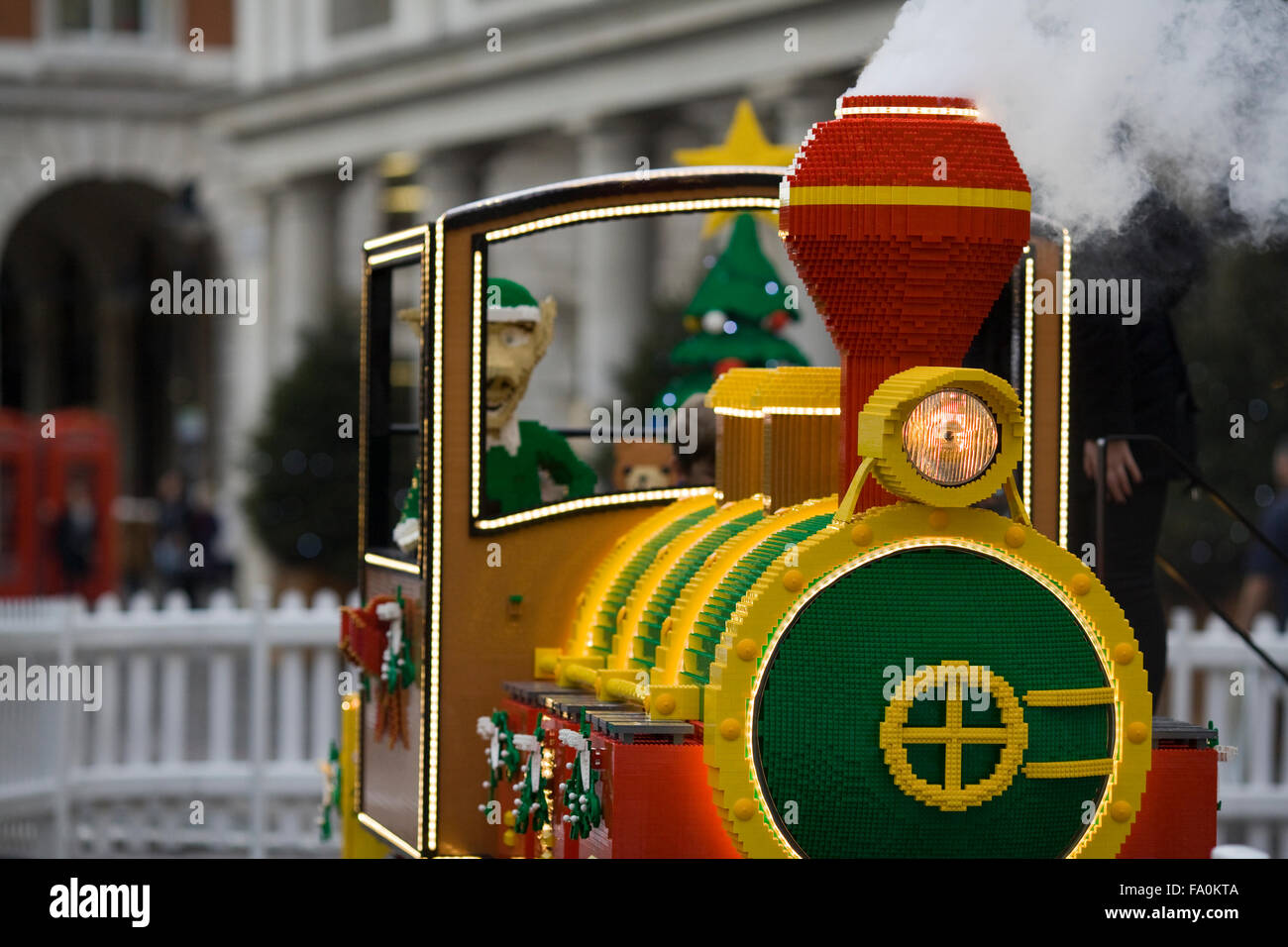 Santas Zug und Elfen mit Teddybären und Geschenke gemacht von Lego in Covent Gardens London England angezeigt Stockfoto