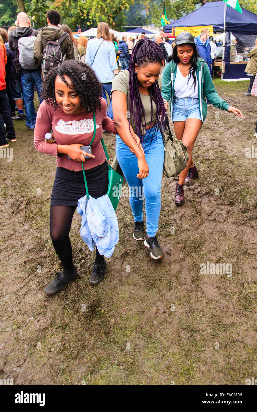 Drei junge Frauen zu verhandeln den Schlamm im Potternewton Park während des Karnevals Leeds West Indian Montag 31 August Leeds West York Stockfoto