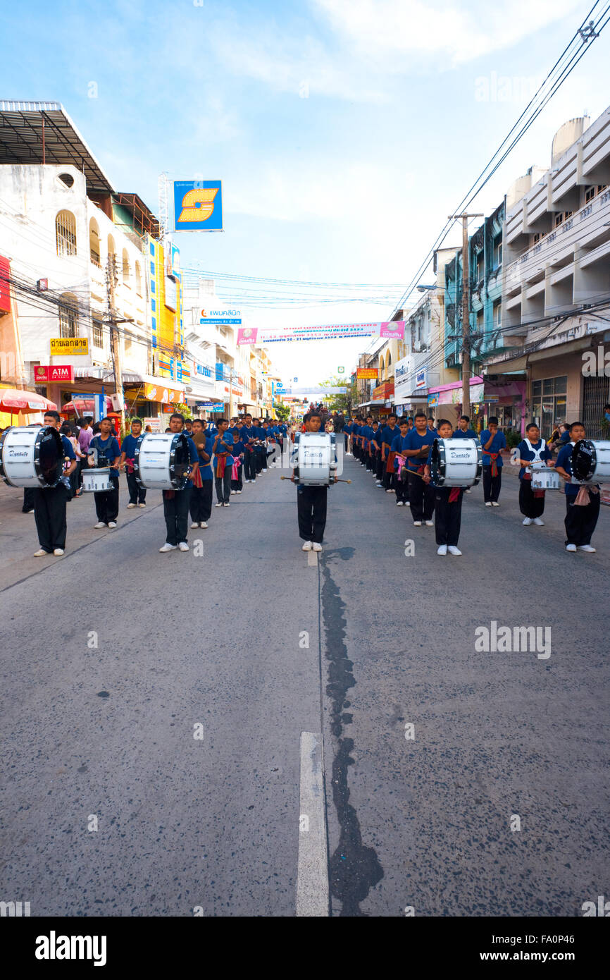 Gruppe von High School Jugendliche musizieren in einem Spielmannszug bei der jährlichen Surin Elephant Roundup-Parade in der Innenstadt von Stockfoto