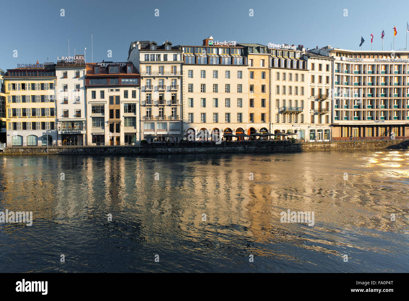 Waterfront Fassaden am Flussufer des multi-nationalen Banken und Finanzgesellschaften besetzen teure Immobilien Stockfoto