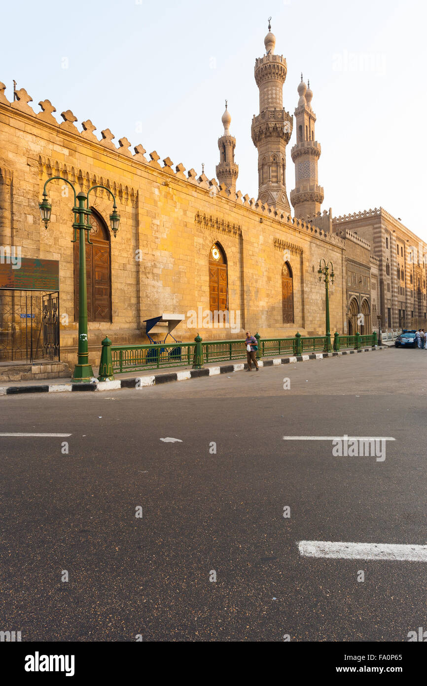 Menschen und Polizei die Al Azhar Mosque und Madrasa, eine wichtige Universitätsstadt für Sunni islamische Studien in der Welt herumlaufen Stockfoto