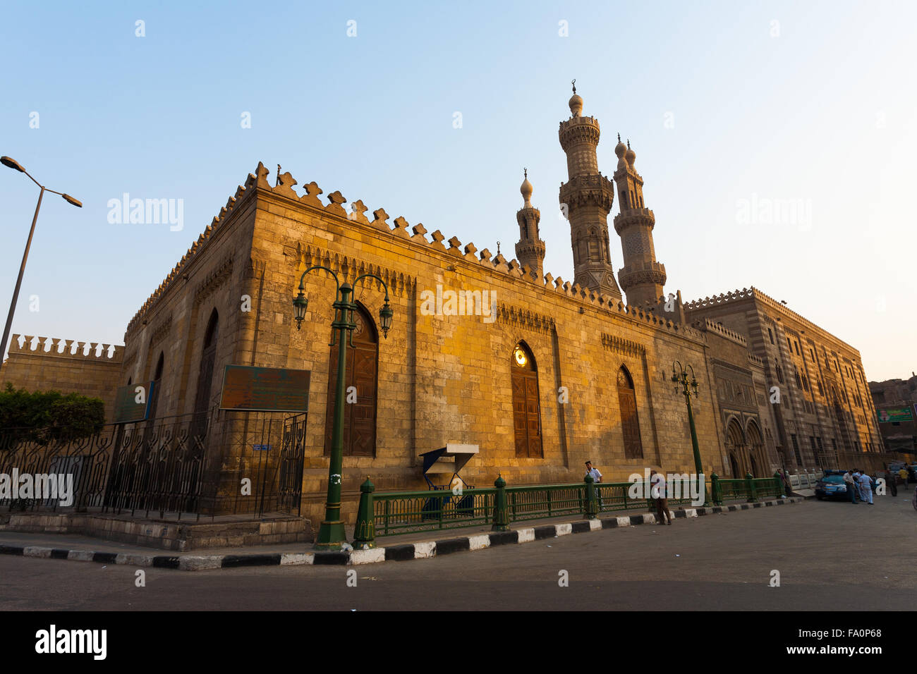 Menschen und Polizei zu Fuß rund um die Gebäude der Al Azhar Mosque und Madrasa, eine wichtige Universitätsstadt für Sunni islamische Studien Stockfoto