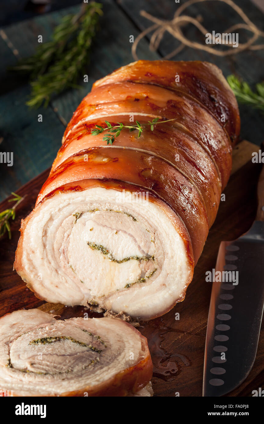 Hausgemachte gewalzte Porchetta Braten mit verschiedenen Kräutern Stockfoto