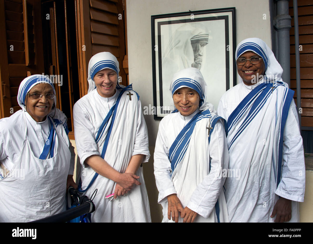 Missionarin der Nächstenliebe Schwester betet am Grab von Mutter Teresa in Kalkutta, Indien Stockfoto