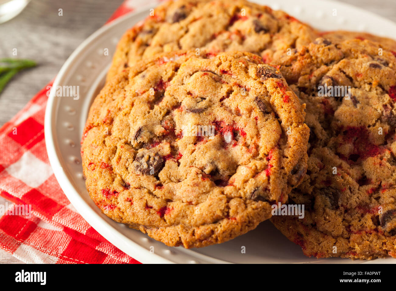 Hausgemachte Schokolade Pfefferminze Cookies mit Zuckerstangen Stockfoto
