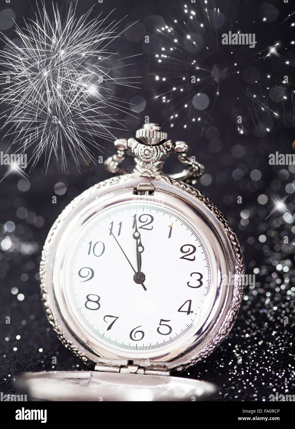 Silvester um Mitternacht - alte Uhr mit Sternen, Schneeflocken und  Weihnachtslichter Stockfotografie - Alamy
