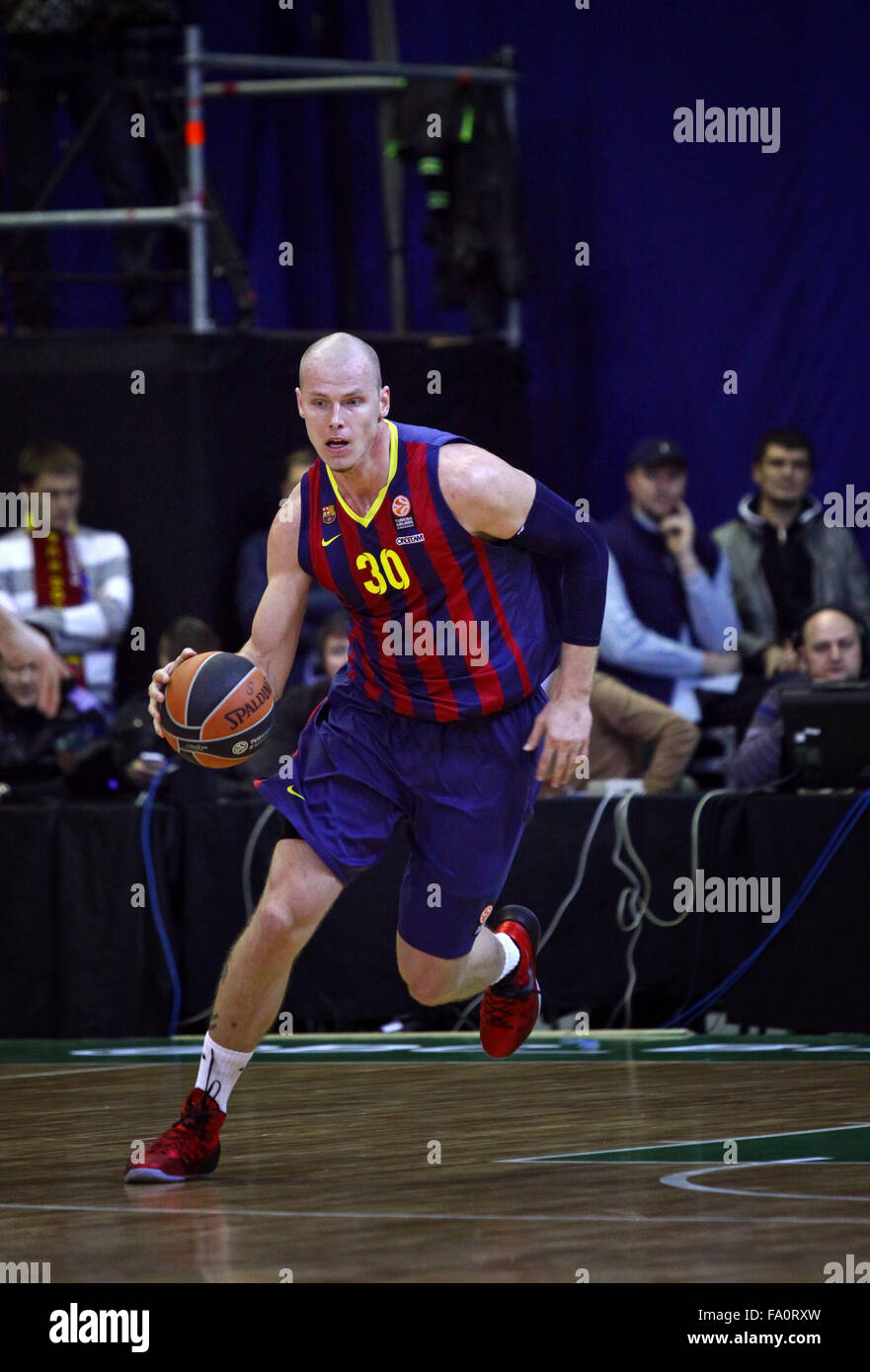Kiew, UKRAINE - 14. November 2013: Maciej Lampe des FC Barcelona steuert einen Ball bei Turkish Airlines Euroleague Basketball-ga Stockfoto