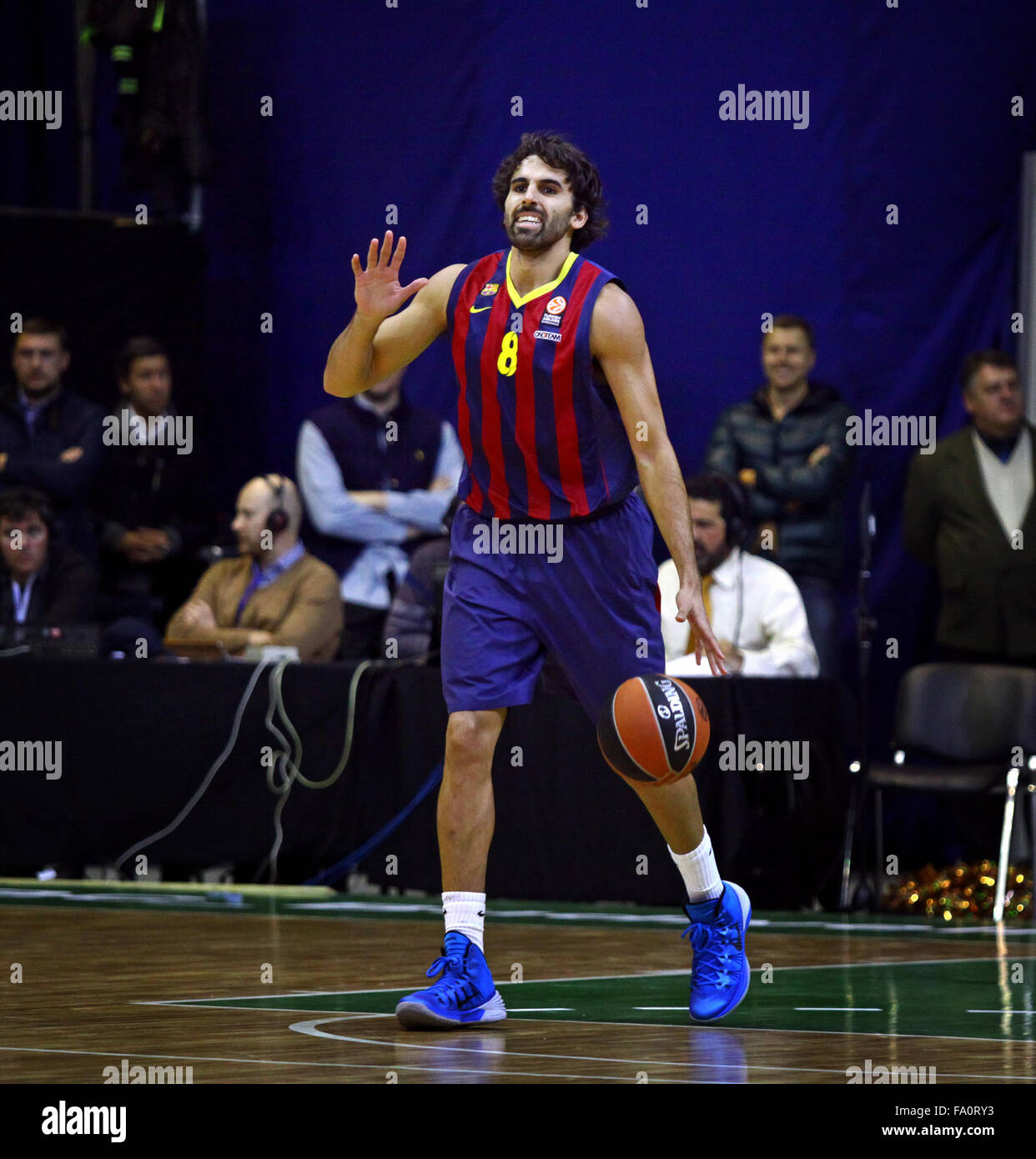 Kiew, UKRAINE - 14. November 2013: Victor Sada des FC Barcelona steuert einen Ball bei Turkish Airlines Euroleague Basketball-gam Stockfoto