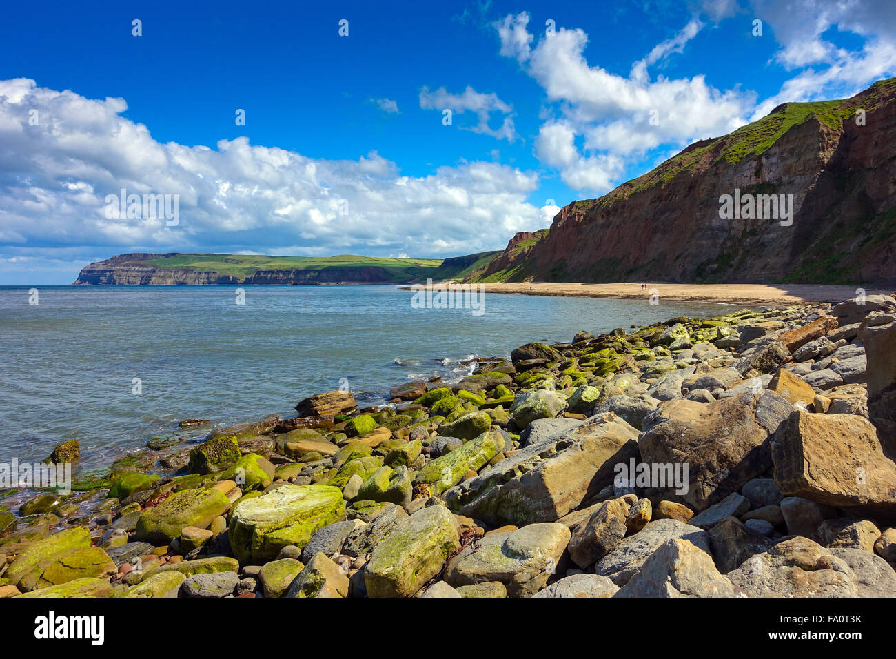 Skinningrove Beach, Goldstrand und blauer Himmel, North Yorkshire Stockfoto