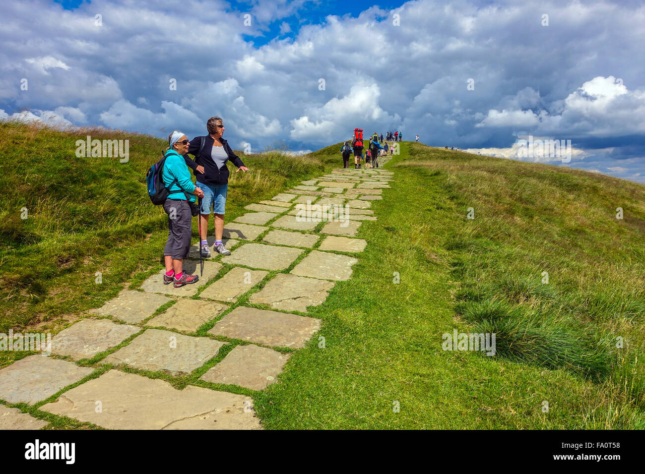 Wanderer auf dem markierten Wanderweg auf Mam Tor dem großen Bergrücken ...