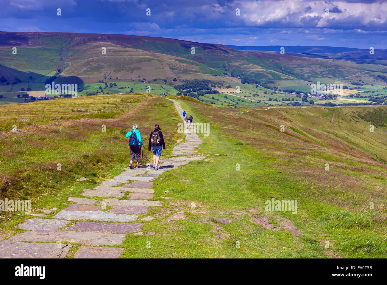 Wanderer auf dem markierten Wanderweg entlang dem großen Bergrücken oberhalb Castleton, Peak District Derbyshire Stockfoto