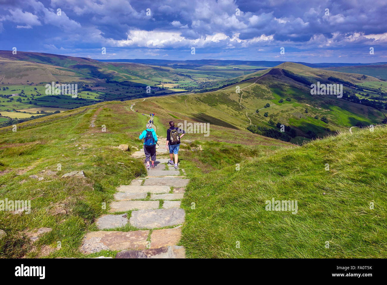 Wanderer auf dem markierten Wanderweg entlang dem großen Bergrücken oberhalb Castleton, Peak District Derbyshire Stockfoto