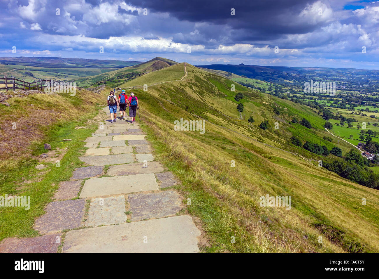 Wanderer auf dem markierten Wanderweg entlang dem großen Bergrücken oberhalb Castleton, Peak District Derbyshire Stockfoto