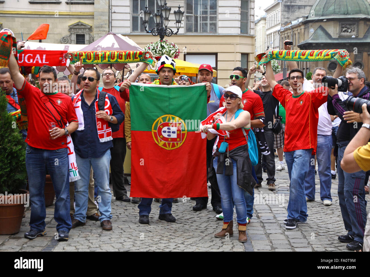 LVIV, UKRAINE - 9. Juni 2012: Portugal-Fußball-Team-Fans gehen auf Straßen der Stadt vor der UEFA EURO 2012 Spiel gegen Lwiw Stockfoto