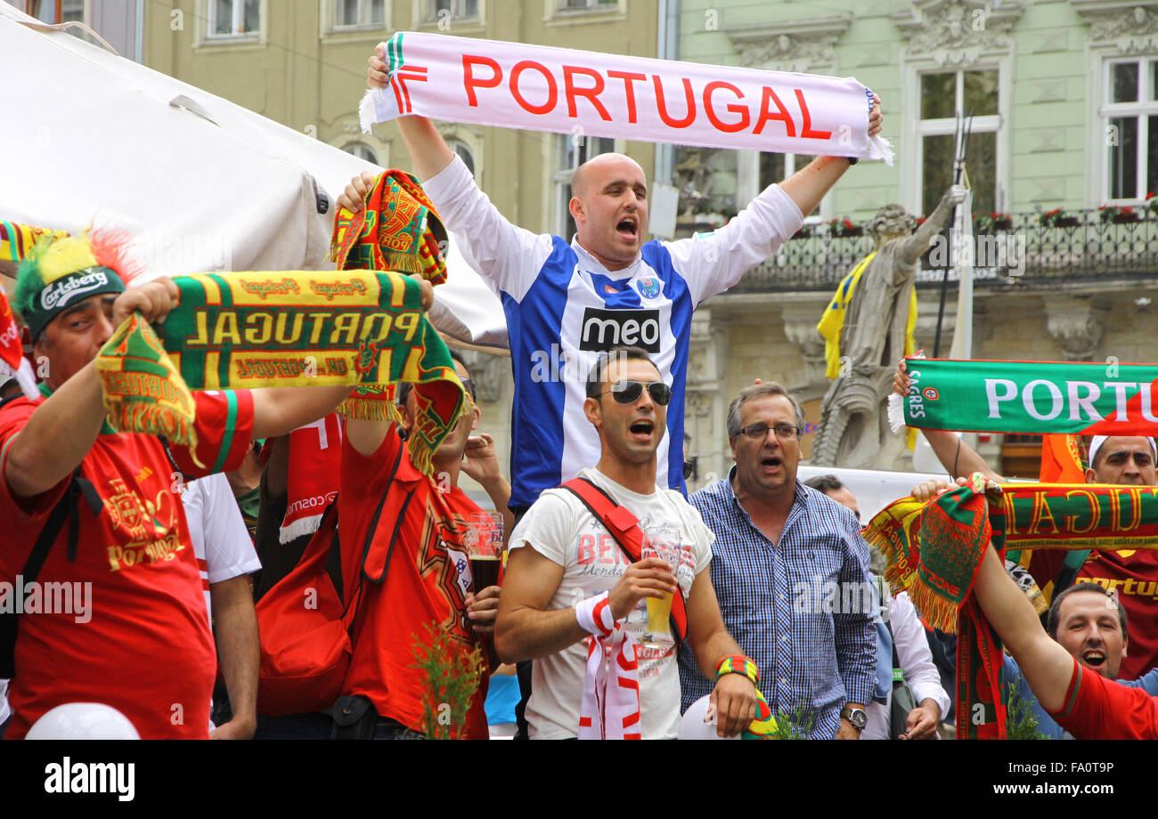 LVIV, UKRAINE - 9. Juni 2012: Portugal-Fußball-Team-Fans gehen auf Straßen der Stadt vor der UEFA EURO 2012 Spiel gegen Lwiw Stockfoto