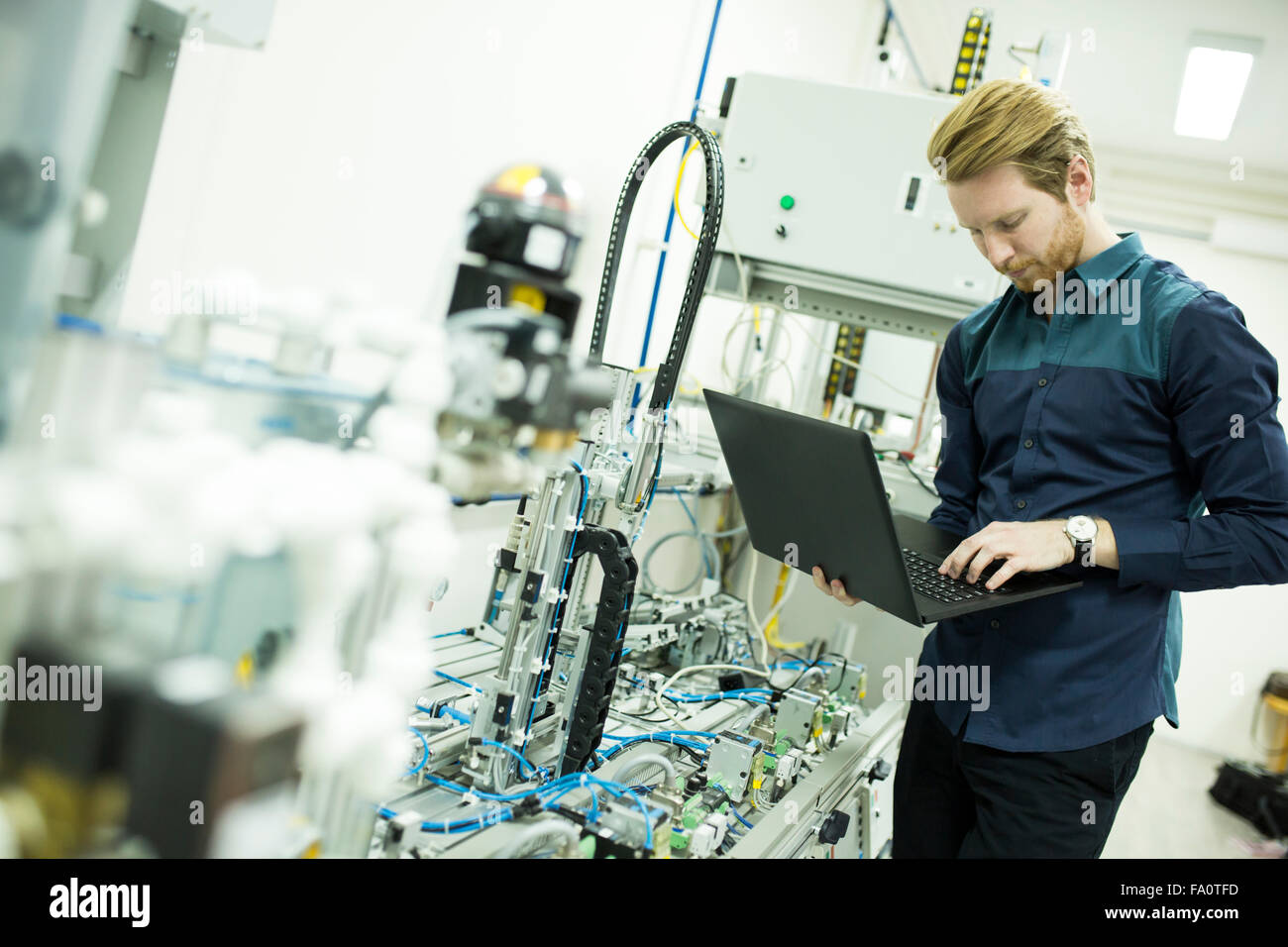 Ingenieur in der Fabrik Stockfoto