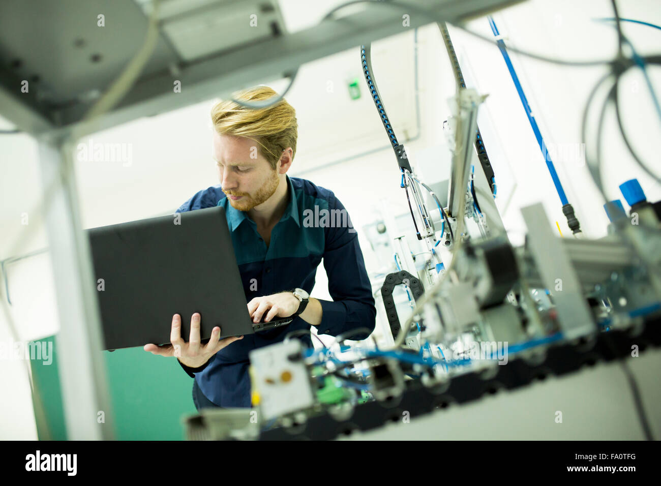 Ingenieur in der Fabrik Stockfoto