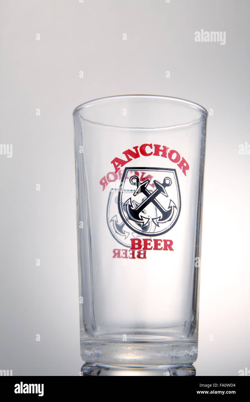 KUALA LUMPUR, 1. Mai 2015, altes Design von Anker-Bierglas Stockfoto