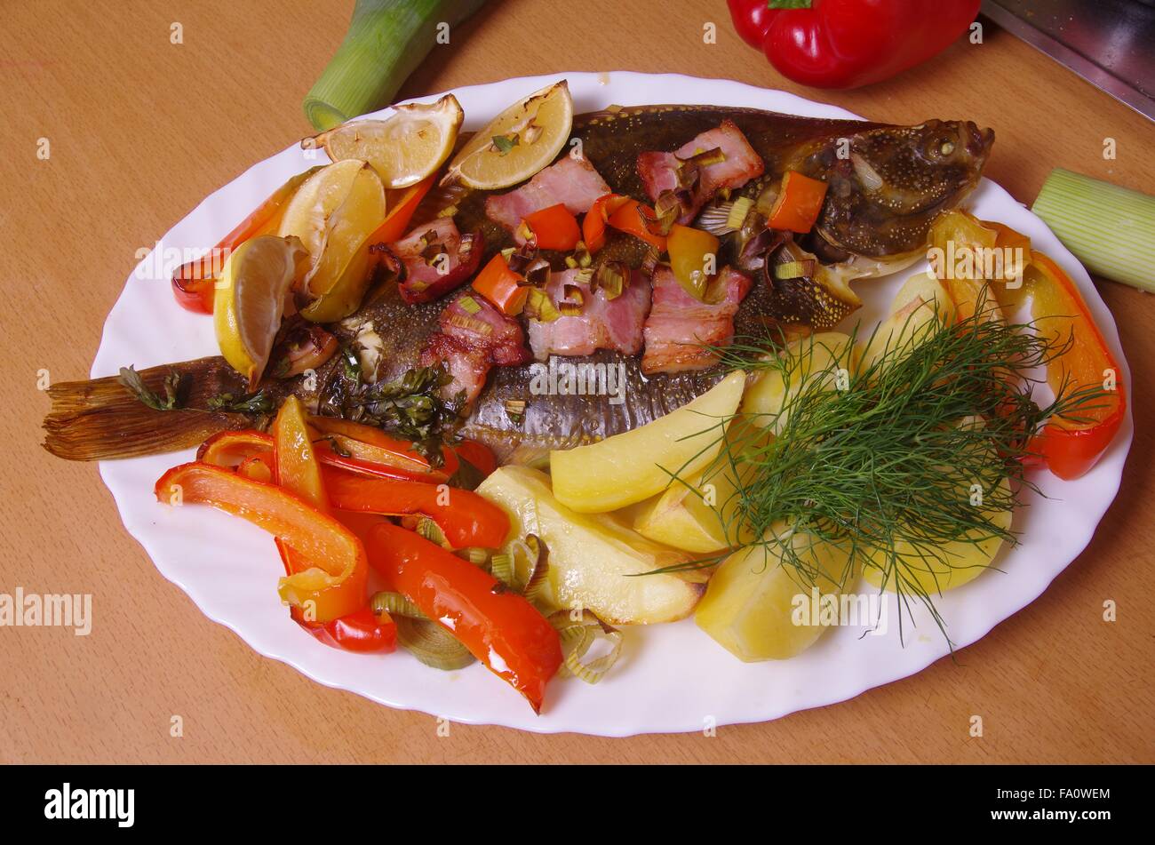 gebackene Fische Flunder mit Gemüse und Speck Stockfoto