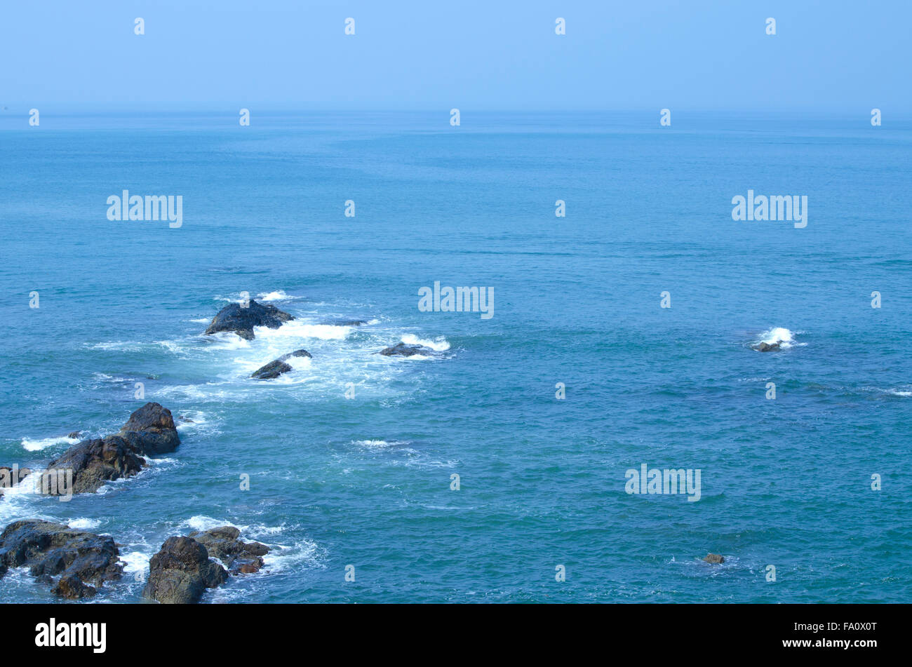 wunderschöne Landschaft mit Reeves, Rest, einer Landschaft, das Meer, Indien, Reeves, Steinen, Berg, Pflanzen, Urlaub, Meer Stockfoto