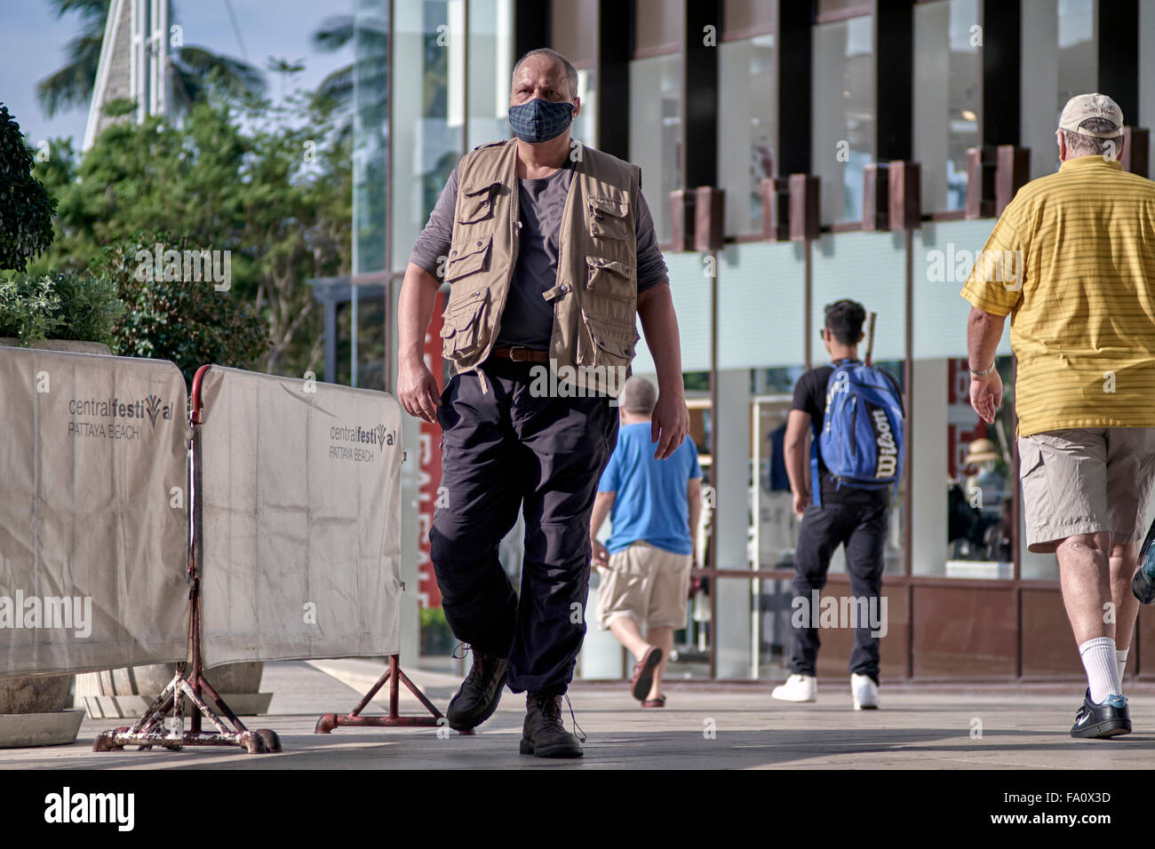 Anti-Verschmutzung Gesichtsmaske von einem Mann im Freien getragen Stockfoto