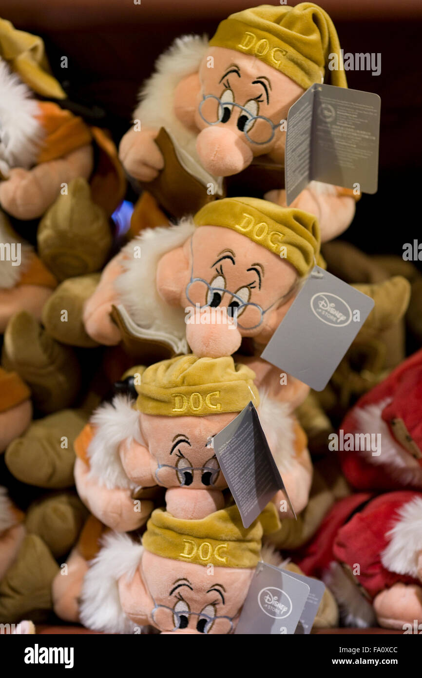 Zwerg-Doc aus Schneewittchen und die sieben Zwerge weichen Kinderspielzeug Stockfoto