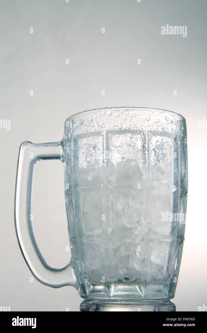 Foto von leeren Glas mit Eiswürfeln auf weißem Hintergrund Stockfoto