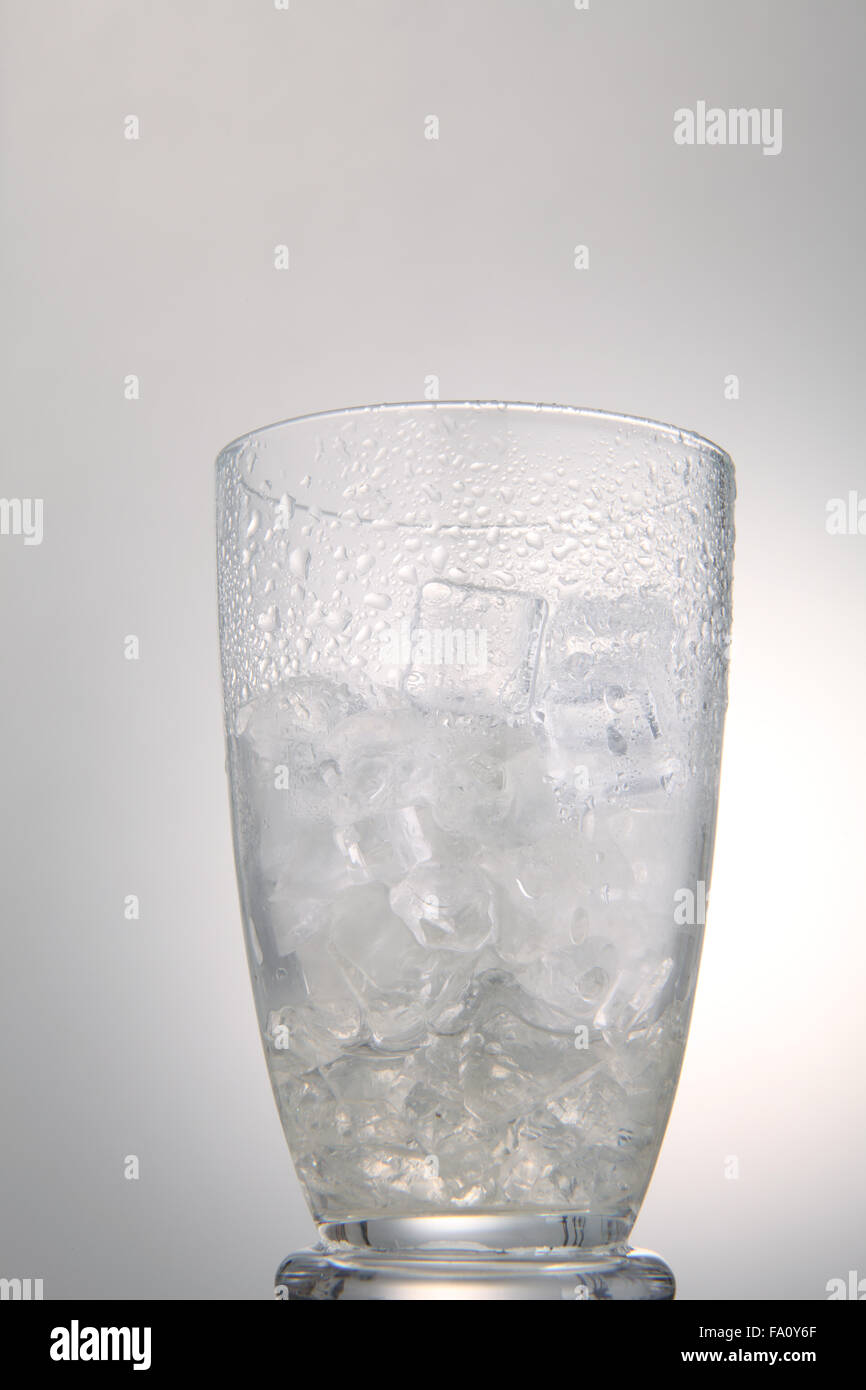 Foto von leeren Glas mit Eiswürfeln auf weißem Hintergrund Stockfoto