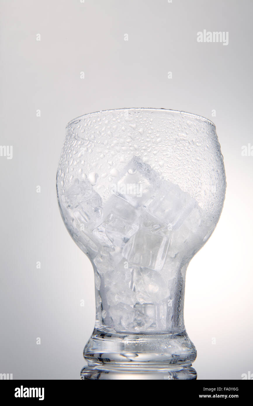 Foto von leeren Glas mit Eiswürfeln auf weißem Hintergrund Stockfoto