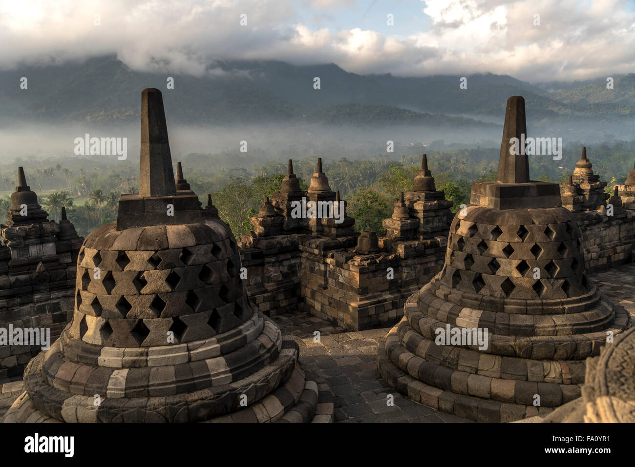 Stupas im 9. Jahrhundert Mahayana buddhistische Tempel Borobudur nahe Yogyakarta, Java, Indonesien, Asien Stockfoto