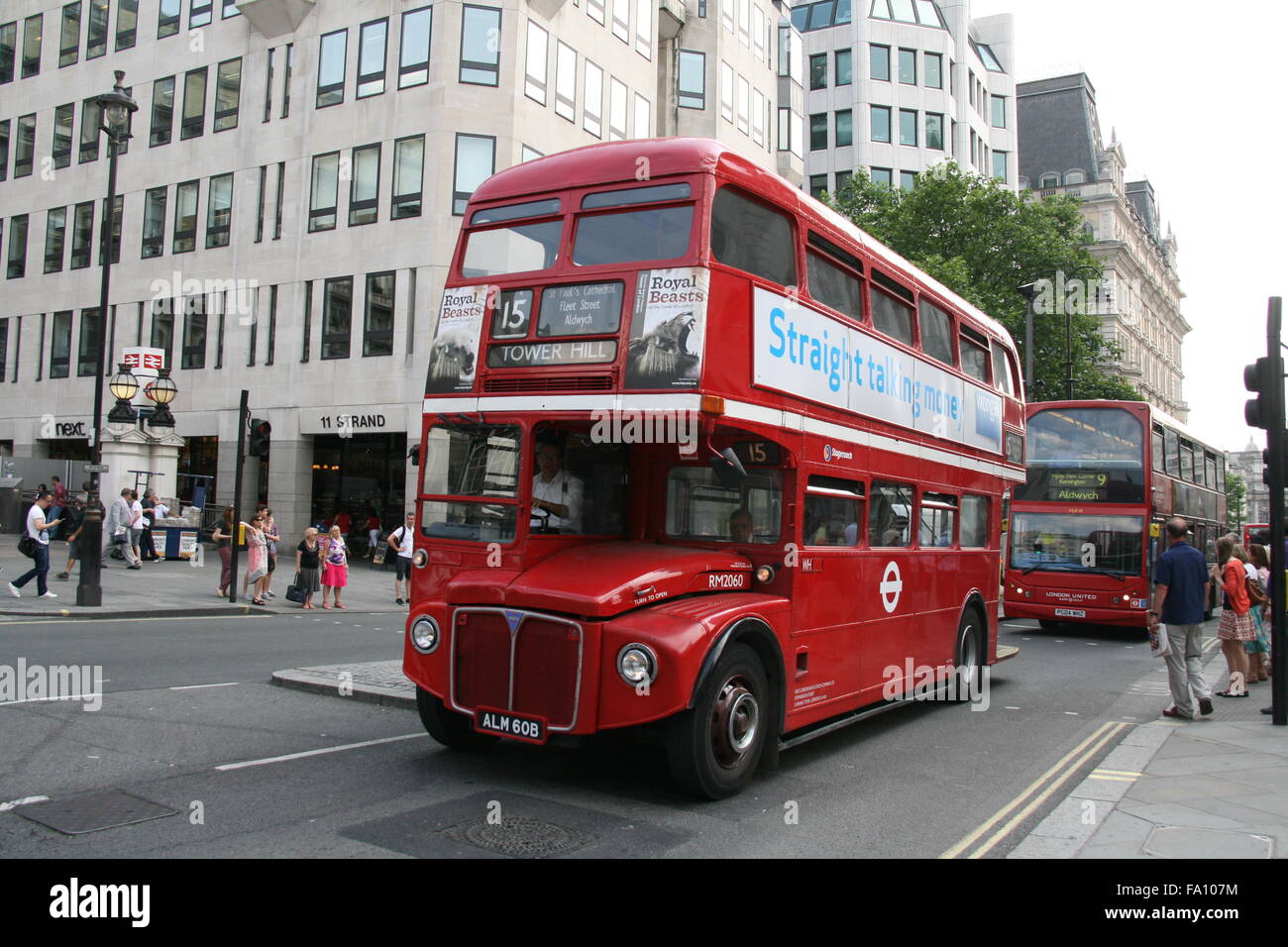 EINE VORNE BEIFAHRERSEITE LANDSCHAFTSANSICHT EINES ROTEN TRADITIONELLEN LONDONER ROUTEMASTER BUS BETRIEBENE POSTKUTSCHE AUF DER ROUTE 15 Stockfoto