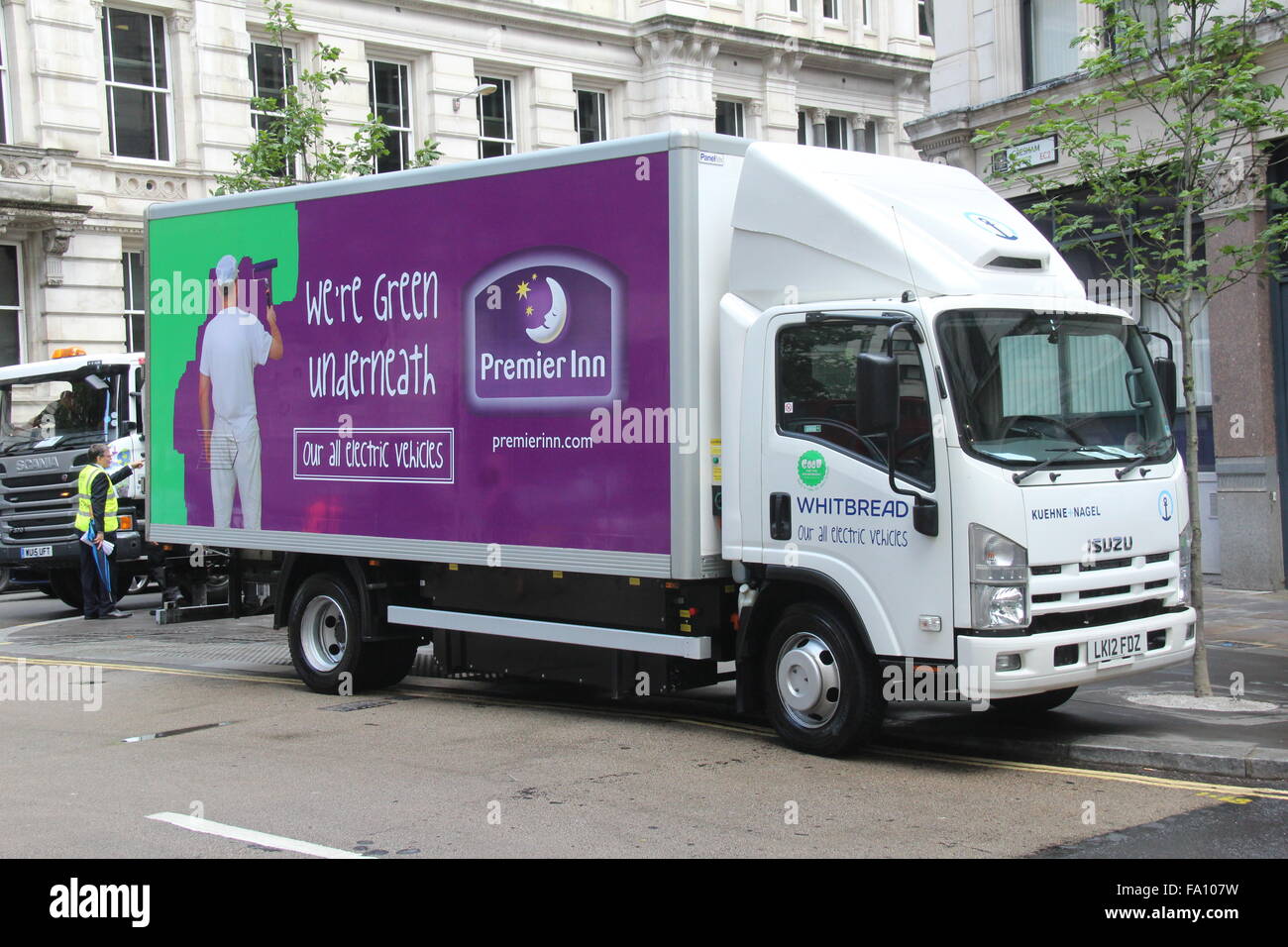 EINE ELEKTRISCHE ISUZU TRUCK DES WHITBREAD PREMIER INN BETRIEBEN VON KÜHNE + NAGEL IN LONDON Stockfoto