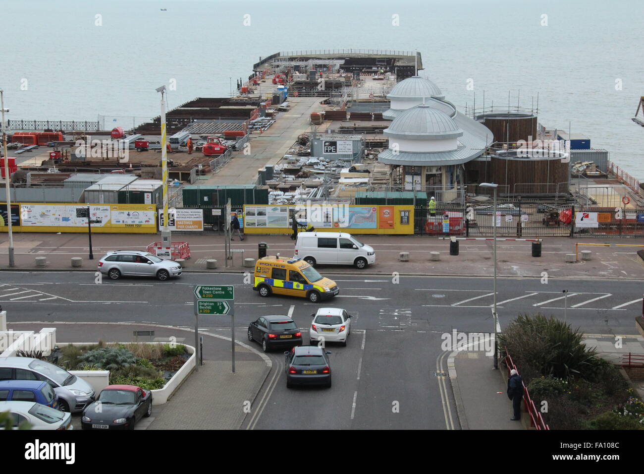 Ein Foto von oben zeigt, Restaurierung und Renovierung der Brand geschädigte Hastings Pier in East Sussex, UK im März 2015. Stockfoto