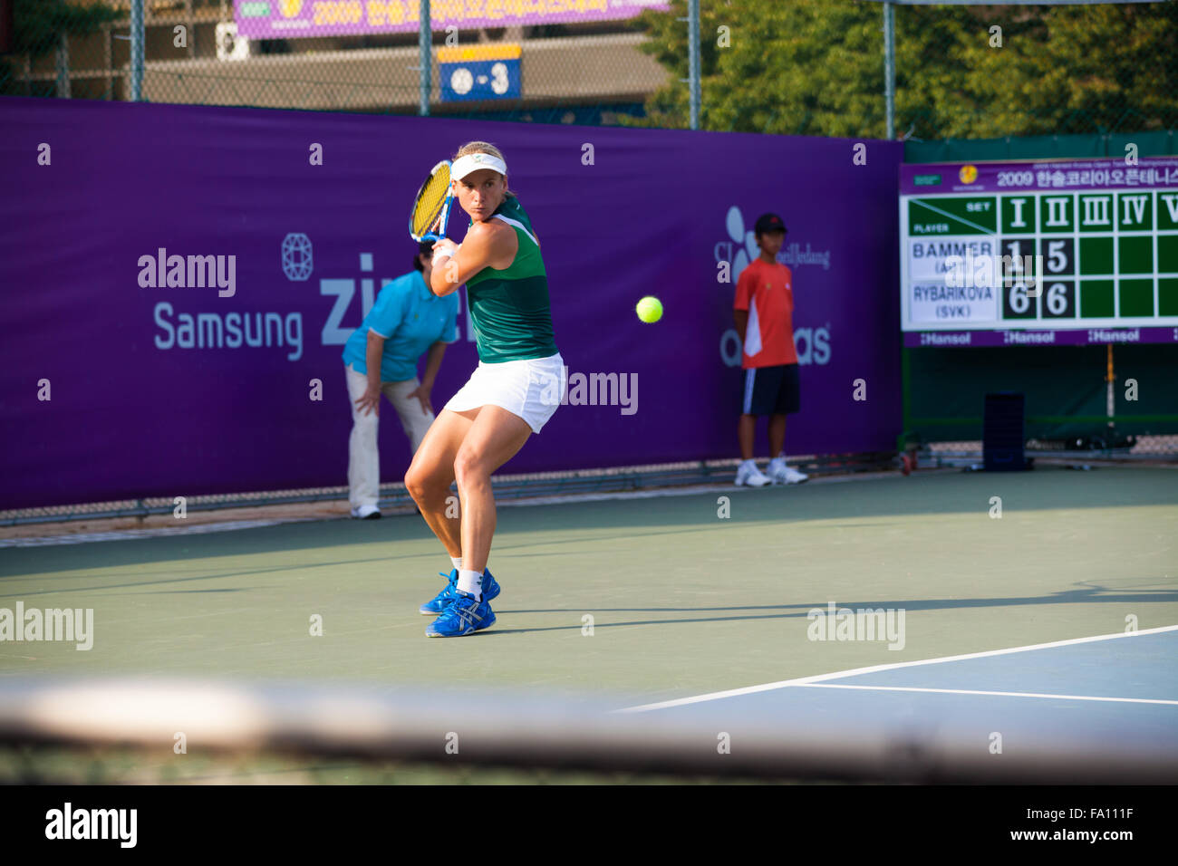 Professionelle Tennisspielerin Sybille Bammer bereitet eine Rückhand Rückkehr bei den Hansol Korea Open Stockfoto