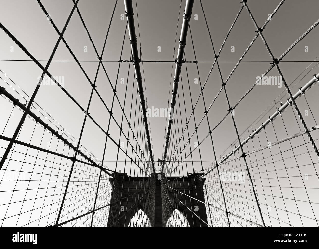 Brooklyn Bridge Tower in schwarz & weiß, mit doppelten gotischen Bögen und symmetrische Tragseile, New York City Stockfoto