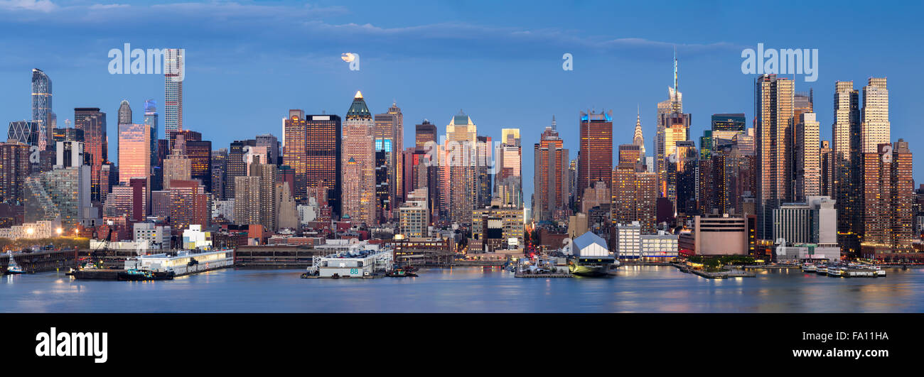 Midtown West Manhattan Wolkenkratzer & den Hudson River. Blick am frühen Abend mit Mondaufgang und Skyline von New York City. Stockfoto