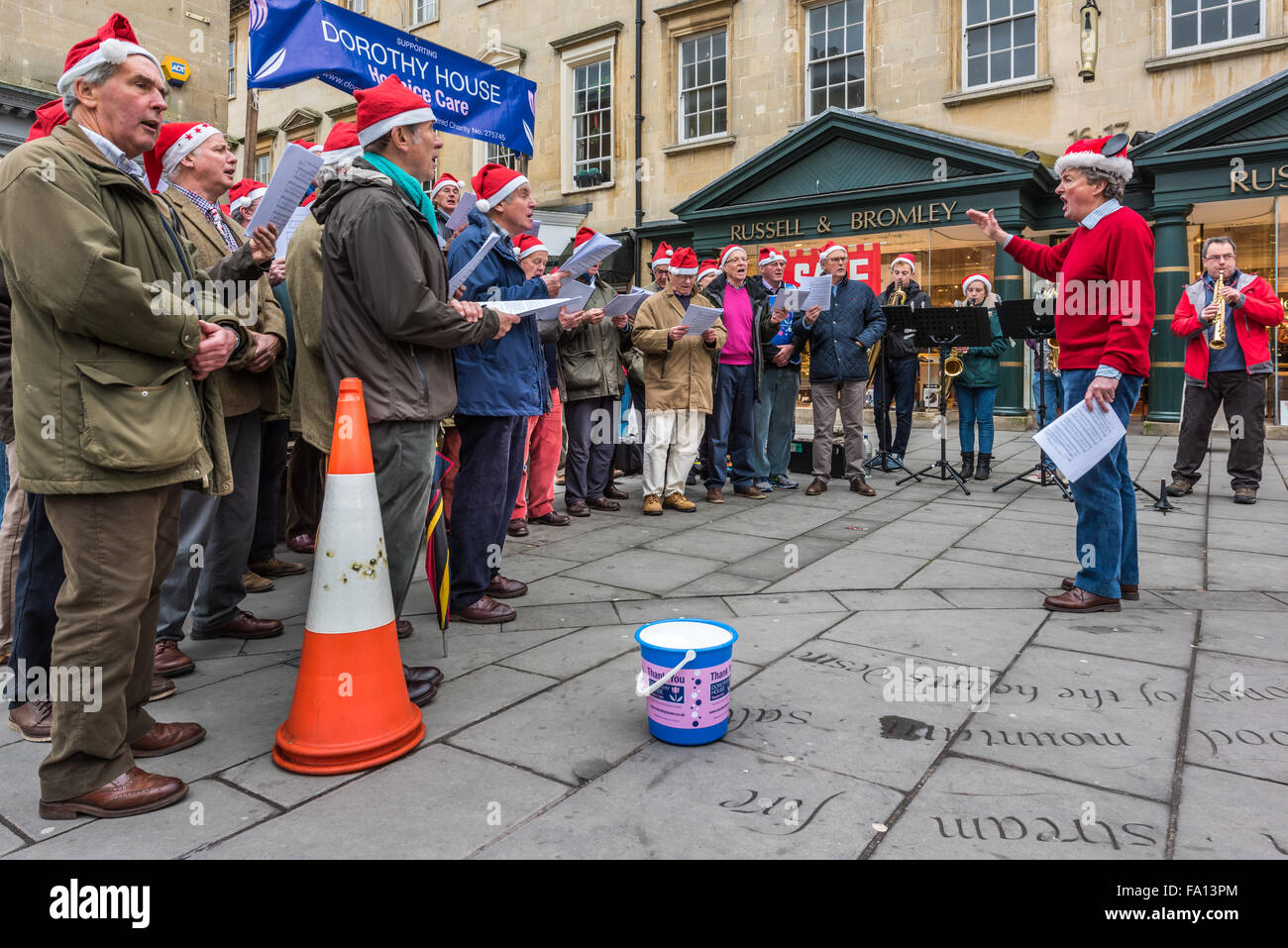 Bath, Großbritannien. 19. Dezember 2015. Ein Chor unterhält die Shopper, Geldbeschaffung für die Dorothy House Hospice Care Charity an einem Tag in der Stadt Bath in Somerset auf "Panik Samstag" kräftige Schauer. Bildnachweis: Terry Mathews/Alamy Live-Nachrichten Stockfoto