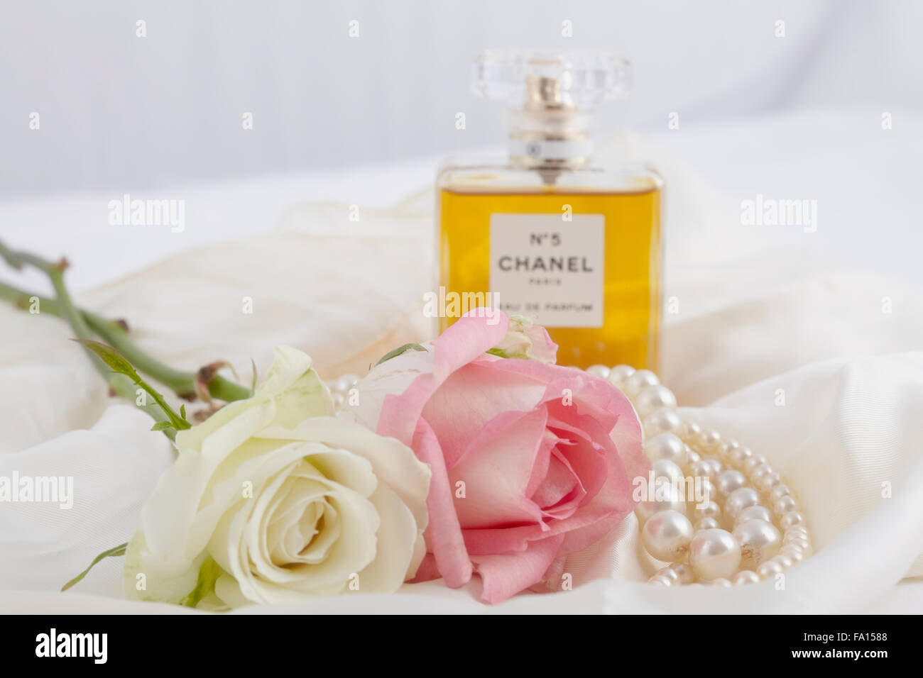 Rosen mit Perlen und Chanel Parfüm Stockfoto