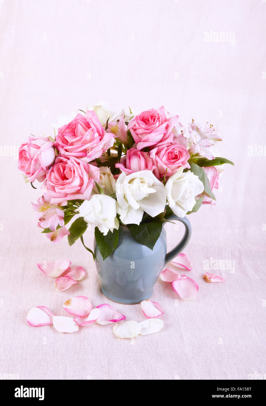 Studio-Stillleben von rosa und weißen Rosen in einem alten Krug Stockfoto