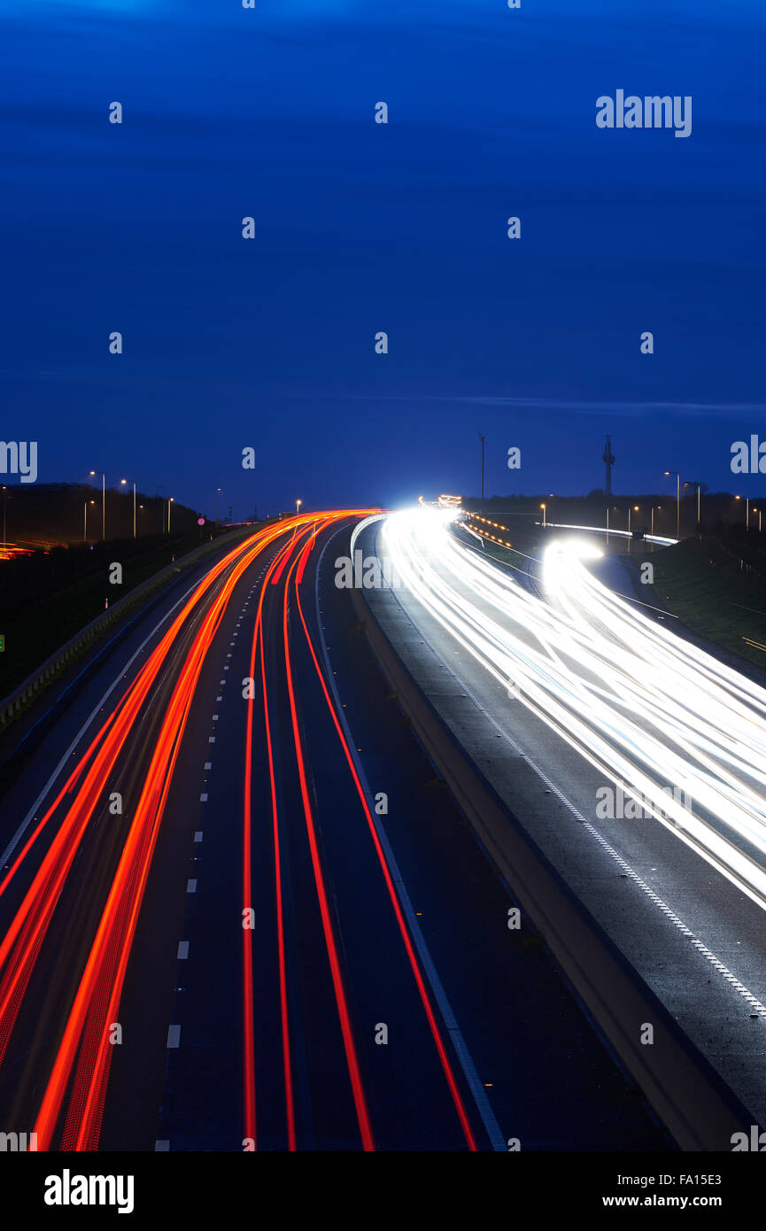 Lichtspuren von vorbeifahrenden Fahrzeugen, A46, Nottinghamshire, UK Stockfoto