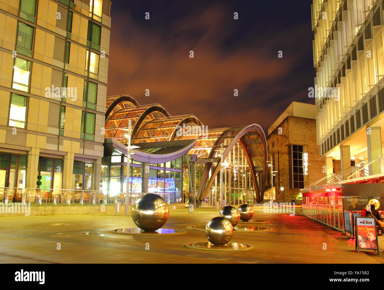 Millennium Square in Sheffield Stadtzentrum, Blick auf den Wintergarten Gewächshaus (L) und angrenzenden St. Pauls Hotel und Spa, Großbritannien Stockfoto