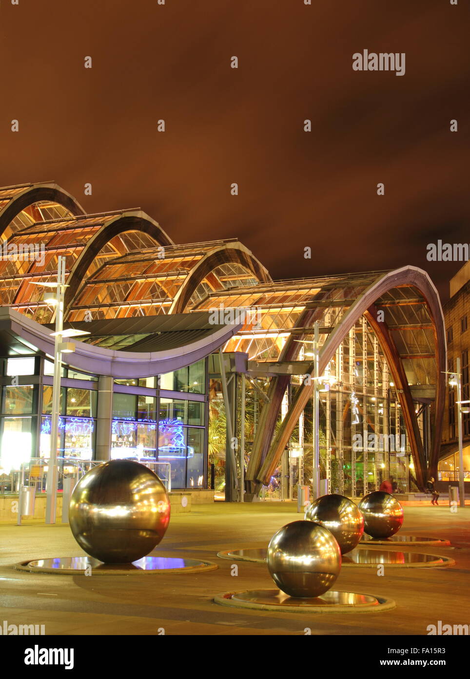 Der Wintergarten auf Millennium Square im Stadtzentrum von Sheffield, South Yorkshire, England UK - Dezember 2015 Stockfoto