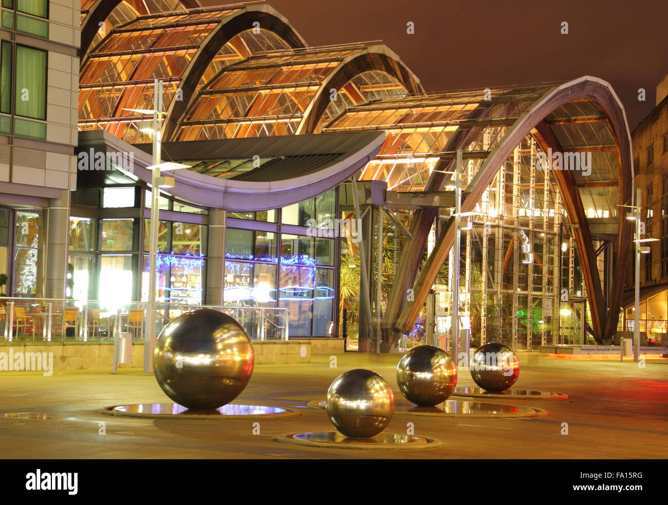 Der Wintergarten auf Millennium Square im Stadtzentrum von Sheffield, England UK in der Abenddämmerung im Dezember Stockfoto